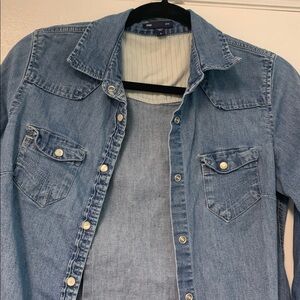 Gap Light or medium see details and pics Shirt pearlescent snaps have wear